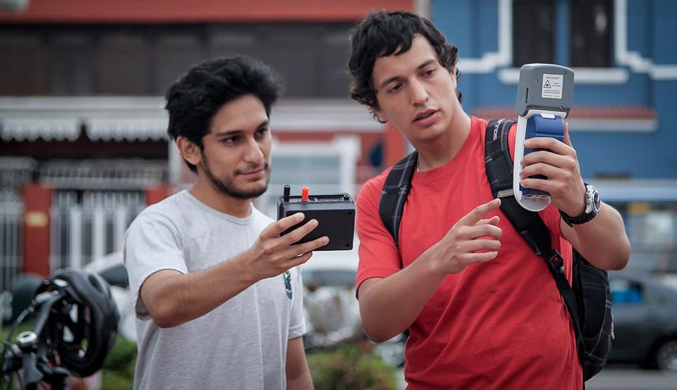Foto 1 |  Un grupo de alumnos de las carreras de Ingeniería Electrónica e Ingeniería Ambiental de la Universidad de Ingeniería y Tecnología (UTEC) creó un dispositivo innovador que permite medir los niveles de contaminación en el aire en tiempo real.