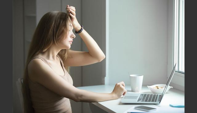 FOTO 6 | 6. No tratar el sufrimiento como a un enemigo

Tendemos a creer que hay una forma rápida de reparar la mayoría de las cosas, pero la artista Jennifer Lovemore-Reed, otra oradora de TEDx, cree que el sufrimiento no es el enemigo. En su opinión, estar cómodos no es la manera real de vivir y la cultura de la gratificación instantánea y el materialismo en el que es tan fácil caer, en el hogar y en el trabajo, pueden hacer que nos desmotivemos y deprimamos.

De manera similar, los errores no son algo que se deban evitar. Mokoena reflexiona sobre cómo crecemos creyendo que los adultos, y en especial nuestros padres, nunca cometen errores ni pueden hacer algo mal. Esto nos hace sentir miedo de equivocarnos nosotros mismos. Debemos tener la valentía de fracasar y para ello necesitamos dominar las habilidades de la experimentación y la exploración. (Foto: Freepik)