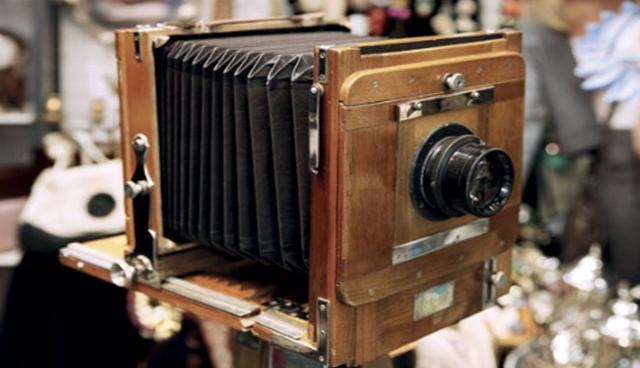 FOTO 19 | 19. Tiendas vintage. Es evidente que la generación que creció con cassettes y vinilos pero adoptó el uso del iPhone sin problema alguno sabe adaptarse a los cambios del mercado. Sin embargo, esto no quiere decir que no sean nostálgicos y busquen productos que los transporten a otras épocas. Abre una tienda vintage, tu oferta puede ir desde ropa hasta artículos para la decoración del hogar. Busca que tus piezas sean originales, únicas y de calidad. Puedes abrir en un local comercial u operar como bazar itinerante.