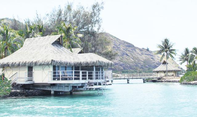 Foto 18 | Donde: Mo'orea. Andrea Feczko, creadorá de "How 2 Travellers" dijo que es posible que uno haya escuchado sobre las islas polinesias francesas de Bora Bora y Tahití, pero hay muchas posibilidades de que nunca se haya oído hablar de Mo'orea. ¿Por qué? Es conocida como "La isla más hermosa del mundo que nunca has escuchado". ¡Y eso es genial para la billetera! Puede encontrar grandes ofertas en Airbnb desde US$ 40 por noche y hoteles de cinco estrellas en $ 200. Por ejemplo, el InterContinental en Bora Bora tiene un promedio de US$ 1000 por noche, mientras que el Intercontinental Moorea es de alrededor de US$ 250. El agua es cálida y cristalina, y te ofrece mucha diversión gratis. Si desea hacer más visitas organizadas, Tahiti Legends y Tahiti.com ofrecen muchas a US$ 50 por persona. Como la mayoría de las islas de la Polinesia Francesa, la comida es cara, pero hay muchas tiendas de comestibles en la isla que venden sándwiches por tan solo US$ 3. Si desea derrochar en una cena romántica, muchos restaurantes ofrecen servicio de transporte gratuito desde y hacia los hoteles. ¿La mejor parte? Moorea es realmente fácil de llegar desde los Estados Unidos. Se trata de un viaje en ferry rápido de 30 minutos (US$ 15) desde Papeete, Tahití, cuyo aeropuerto ofrece vuelos directos desde muchas ciudades de Estados Unidos.