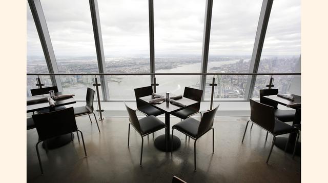 El área del comedor del observatorio tiene vista al río Hudson en Nueva York. Los visitantes que entran al observatorio encuentran un delicado equilibrio entre el futuro y el pasado, con solo pequeñas referencias a las torres gemelas que fueron destruidas