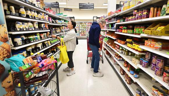 Dos personas hacen la compra en la sección de alimentos de un supermercado de Rosemead (California), al oeste de EEUU © Frederic J. Brown / AFP/Archivos