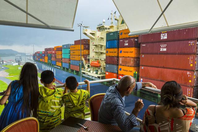 FOTO 4  | Canal de Panamá, construido en una de las áreas más estrechas del continente americano para unir el Atlántico y el Pacífico, transcurre durante más de 80 kilómetros a 26 metros sobre el nivel del mar: un sistema de esclusas eleva el barco desde el océano hasta el lago artificial de Gatún, para después hacerlo descender hasta el nivel del otro océano.