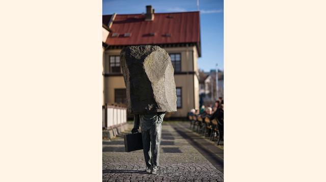 El burócrata desconocido (Reikiavik). El humor y la ironía son los protagonistas de esta curiosa obra de Magnús Tómasson. Se trata de la única estatua al hombre de negocios, al absurdo ir y venir y a la sensación de que se está haciendo algo importante mi