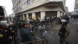 Policías de la Dinoes rodean inmediaciones del Congreso de la República