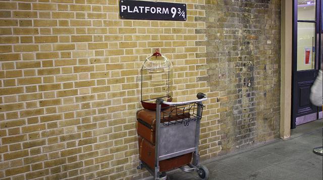 10) Plataforma 9 ¾: Ubicada en la estación King’s Cross, en Londres. Se hizo famosa gracias al exitoso libro y películas de la saga de Harry Potter.