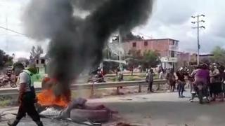 Piura: bloquean carretera con quema de llantas para exigir drenaje por inundaciones