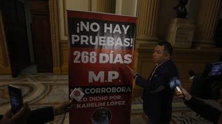 Colocan cartel en contra de denuncia de Karelim López durante visita de la OEA en Congreso