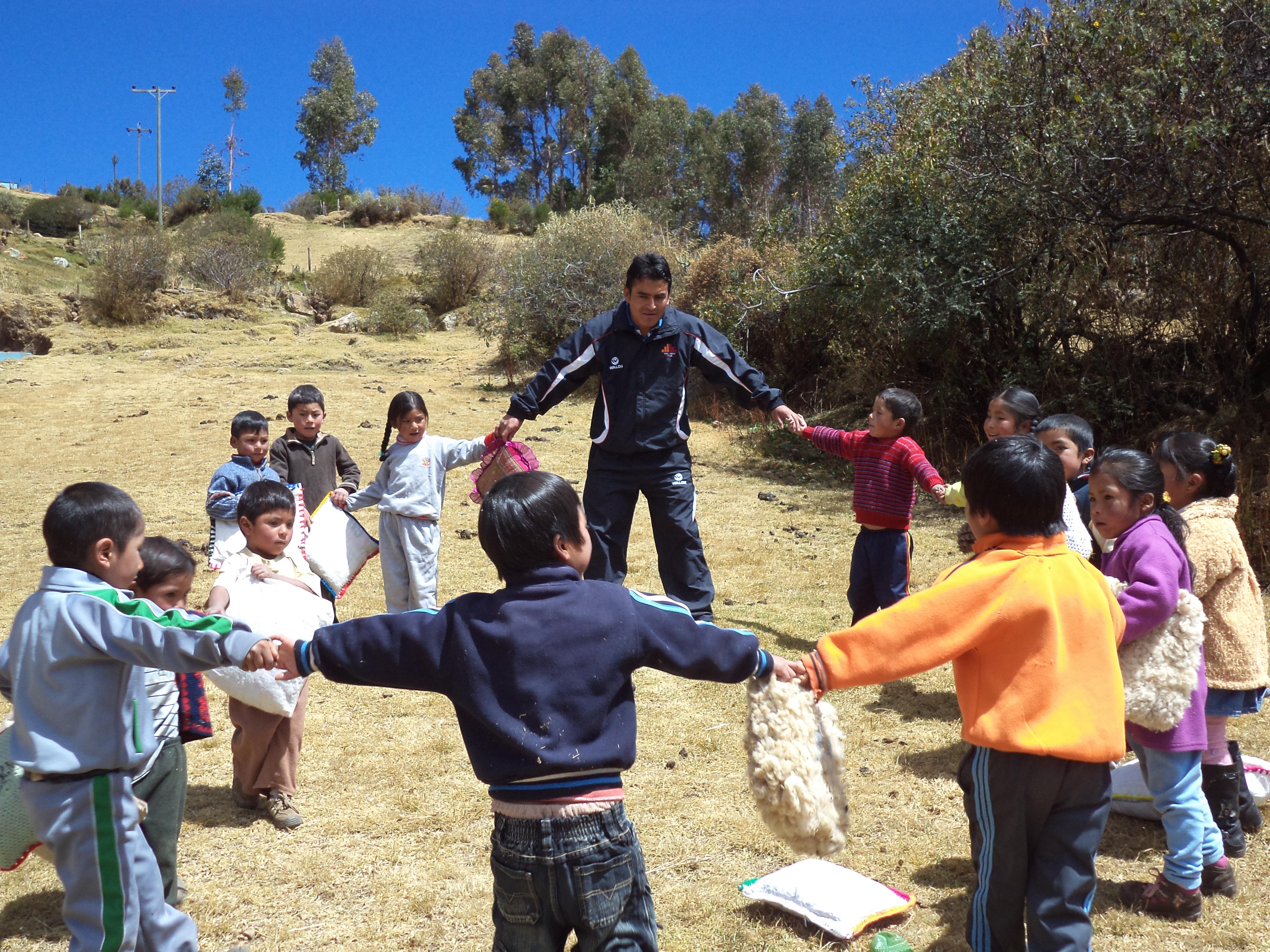 Profesor Danny Bernales con sus alumnos de Apurímac. (Foto: Difusión)