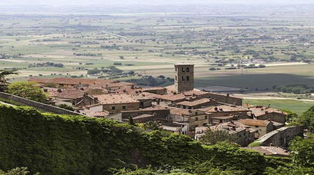4. Cortona, Italia. El casco histórico de Cortona parece abrazarlo suavemente las montañas de la provincia de Arezzo. La cuarta ciudad más grande de Toscana, ya casi en la frontera con la vecina provincia de Umbría, ha sabido conservar un Duomo sencillo p