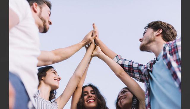 FOTO 6 | VIDA PERSONAL:  “Me parece que las mejores relaciones, las que duran, son las que tienen sus raíces en la amistad. Un día ves a la persona y ves algo más que la noche anterior. Como un interruptor que alguien encendió en algún lugar y ese individuo que sólo era un amigo de repente es la única persona con la que te imaginas en un futuro”, Gillian Anderson, escritora. (Foto: Freepik)