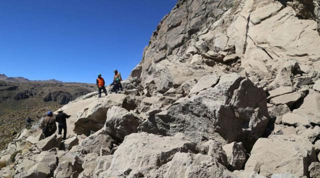 La vía Arequipa – Colca está sido bloqueda por enormes rocas. (Foto: Andina)