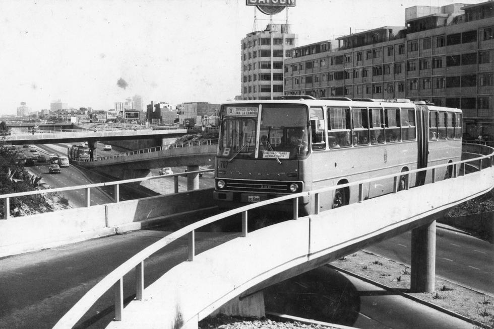 En 1974 llega a nuestro país un lote de 50 ómnibus articulados de la marca “Ikarus bus” procedente de Hungría, fueron importados por la Administradora Paramunicipal de Transporte de Lima (APTL) para incrementar la flota de buses que brindaba servicio en la ciudad. (Foto GEC Archivo Histórico)
