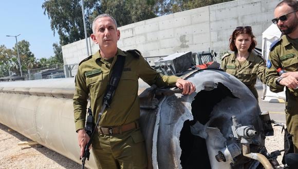 El portavoz militar israelí, el contralmirante Daniel Hagari (izq.), posa junto a un misil balístico iraní que cayó en Israel el fin de semana. (Foto de GIL COHEN-MAGEN / AFP).