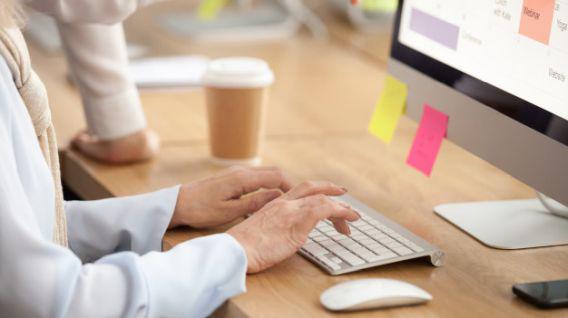 Actualmente, hay empresas en donde los empleados trabajan menos días a la semana, logrando que cumplan con sus objetivos sin afectar su productividad. (Foto: Freepik)