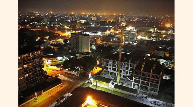 Douala – 44 (Camerún), la mayor ciudad de Camerún y capital de la Región del Litoral.