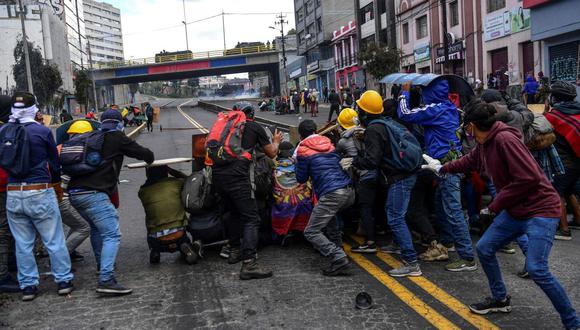 Manifestantes chocan con la policía en los alrededores del Parque Arbolito en Quito el 23 de junio de 2022, en el marco de las protestas lideradas por indígenas contra el gobierno. - Indígenas ecuatorianos han llegado a la capital, Quito, de todo el país para protestar por los altos precios del combustible y el aumento del costo de vida, prometiendo quedarse hasta que el gobierno cumpla con sus demandas o caiga. (Foto por MARTÍN BERNETTI / AFP)