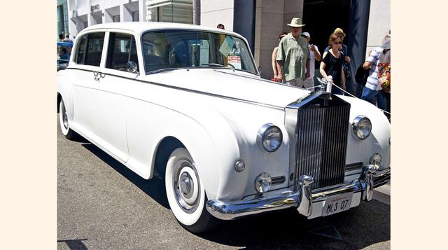 Rolls-Royce Phantom V 1960 – US$ 90,000. ¿Qué tienen en común Donald Trump y John Lennon? Que los dos poseen una Rolls-Royce Phantom V. Es un modelo poco común, pues entre 1959 y1968 sólo se produjeron 516 ejemplares.