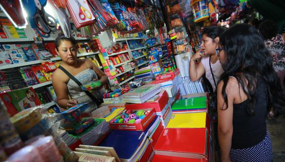El 80% de las ventas de Layconsa proviene del canal tradicional como mercados y librerías. FOTO: LINO CHIPANA / EL COMERCIO