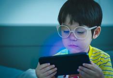 The Economist: ¿Cómo afecta a los niños el tiempo que pasan frente a las pantallas?