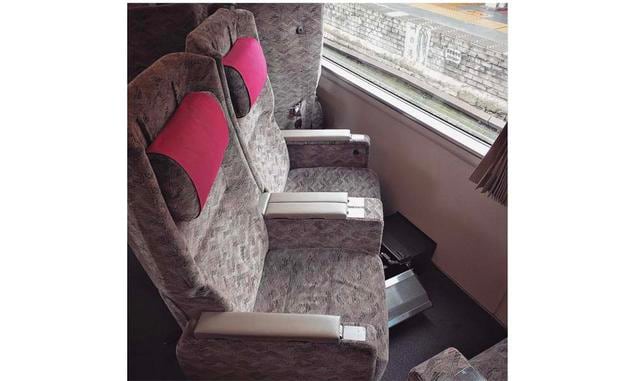 Asientos de tren giratorios. Si no te gusta viajar en el tren sentado de espaldas hacia la dirección del movimiento, simplemente puedes girar tu asiento hacia cualquier otro lado.