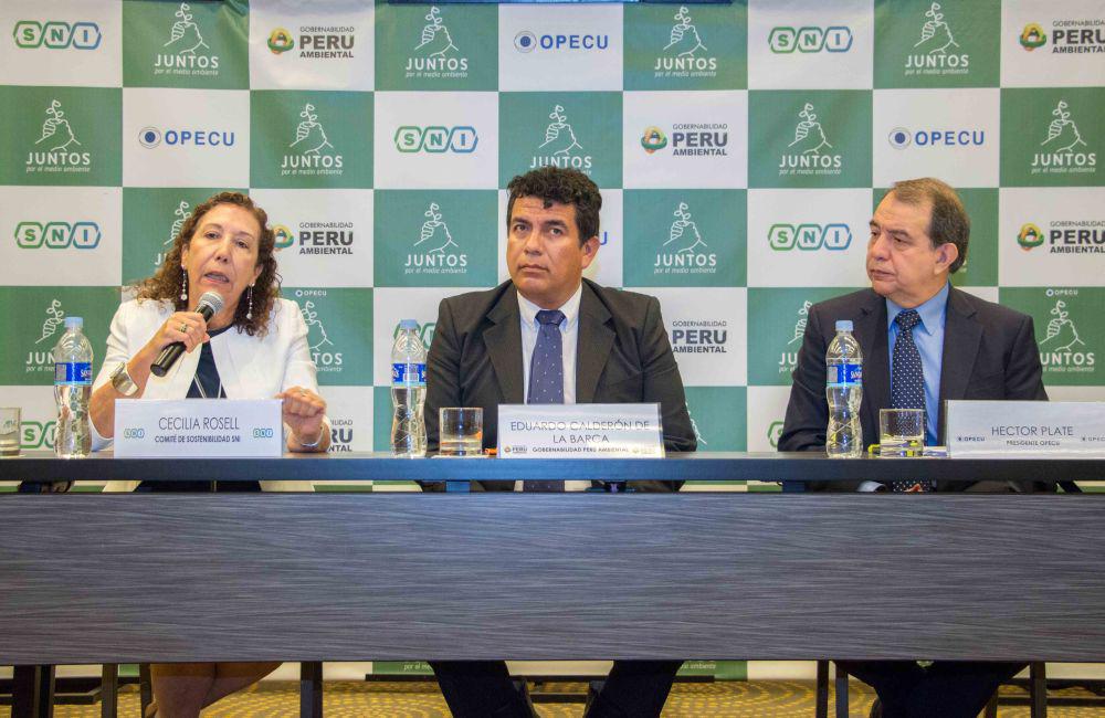 Cecilia Rosell de la SNI, Eduardo Calderón de la Barca de Gobernabilidad Perú Ambientel, y Héctor Plate de Opecu, detallan la campaña "Juntos por el Medio Ambiente". (Foto: Difusión)