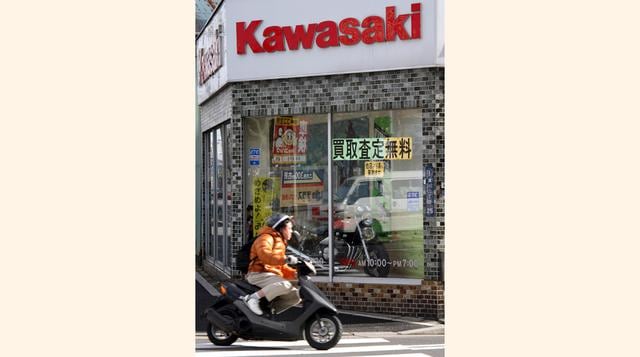 Kawasaki Heavy Industries, Según Reuters, a principios de enero Abe le propuso al Reino Unido renovar su flota de aviones de patrulla marítima con aeronaves P-1, fabricadas por Kawasaki Heavy Industries, filial de la popular marca de motocicletas.Ventas p