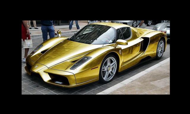 Foto 7 | Ferrari Enzo. Fue producido en el 2002 usando tecnología de F1 y solo salieron 400 unidades. Puede ir de 0 a 60 mph (97 km/h) en 3.14 segundos y alcanza los 100 mph (160km/h) en 6.6 segundos.