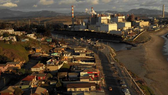 Foto aérea de archivo tomada el 1 de octubre de 2019 de la central termoeléctrica AES Gener en Puchuncaví, Región de Valparaíso, Chile. (Foto: PABLO COZZAGLIO / AFP)