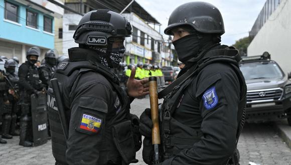 Fuerzas policiales y el ejército se preparan para un operativo de seguridad en la prisión El Inca en Quito, Ecuador, el 8 de enero. Fotógrafo: Rodrigo Buendia/AFP/Getty Images
