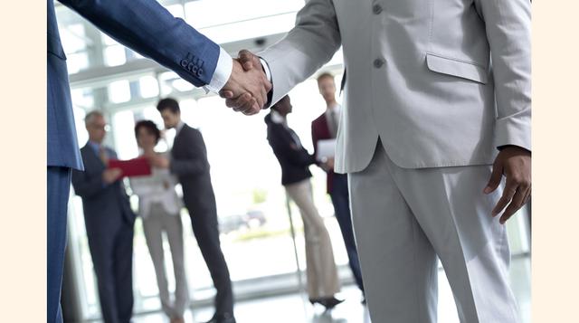 Asociarse con millonarios. En la mayoría de los casos, tu patrimonio neto refleja el nivel de tus amigos más cercanos, lo cual no es precisamente una nueva filosofía, pues ha existido desde que Andrew Carnegie abrazó el principio de Master Mind. "La 