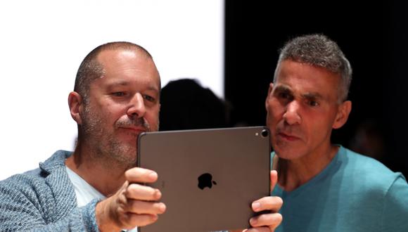 Jony Ive (izquierda) no se desvinculará completamente de Apple, empresa por la que ha trabajado casi tres décadas. (Foto: AFP)