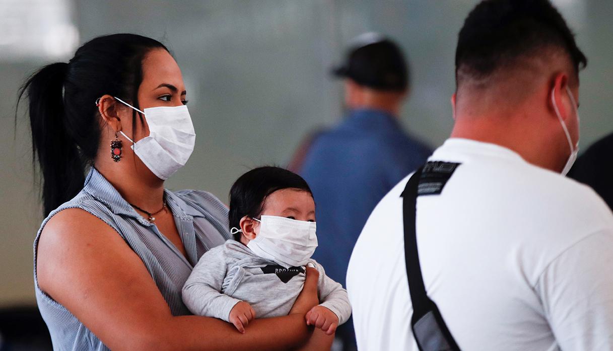 Habitantes de Chile toman medidas para protegerse del coronavirus. (Foto: EFE)
