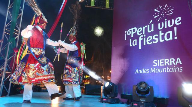 La fiesta para celebrar la Junta de Gobernadores del FMI y el BM mundial en Lima estuvo animada por presentaciones del folclore peruano. Aquí los bailarines interpretan la fiesta cusqueña de Paucartambo. (Foto: Andina)