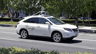 Google quiere que un peatón atropellado quede adherido a su vehículo autónomo