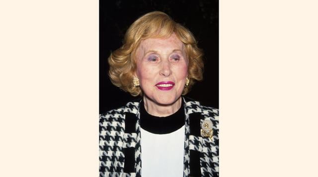 Estée Lauder fue la fundadora, junto a su marido Joseph Lauder, de la empresa de cosméticos Estée Lauder Companies. Su madre fue húngara y su padre checoslovaco. Nació en Queens, Nueva York. En 1998, fue la única mujer en la lista de los 20 genios comerci