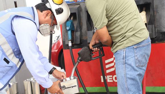 Inspectores del Osinergmin verifican la calidad de los combustibles. (Foto: Difusión)