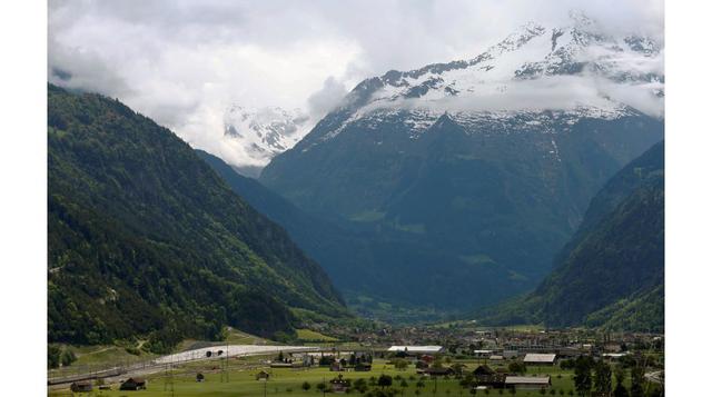 En total, 260 trenes de mercancías podrán cruzar el nuevo túnel, a una velocidad de 100 km/h, así como 65 trenes de pasajeros por día, que pueden alcanzar los 200 km/h. En la foto se aprecia una vista general de un pueblo en los Alpes suizos, donde está l