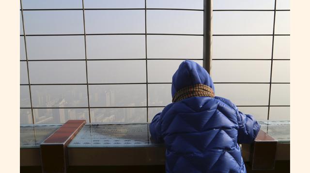 Un hombre aprecia la ciudad de Beijing cubierta por la contaminación. (Foto: Reuters)