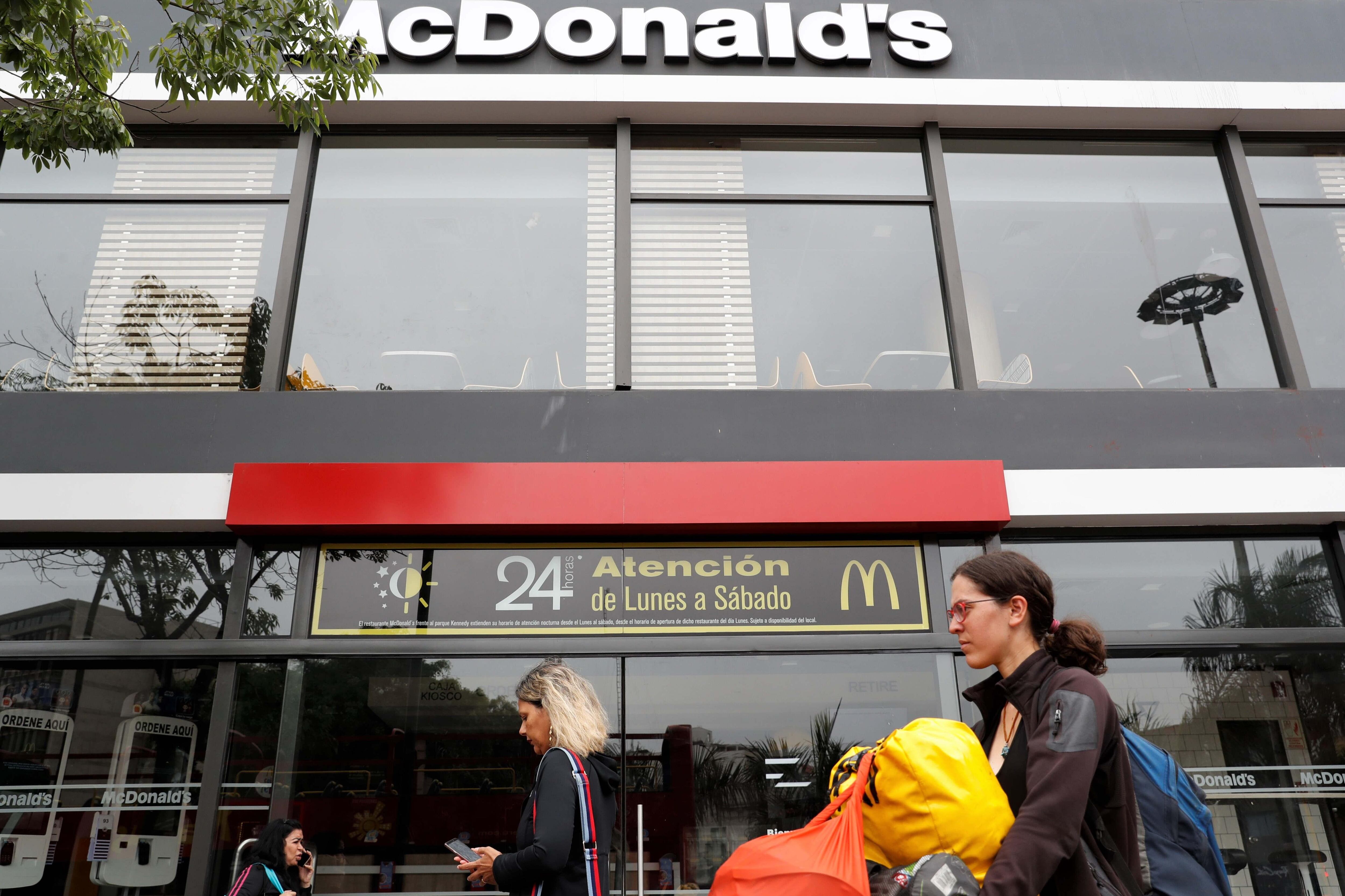Sigue sin actividad el restaurante McDonald's del Óvalo de Miraflores. (Foto: EFE)