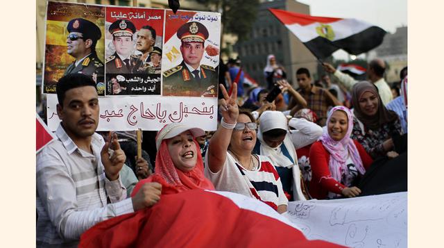 Sosteniendo banderas y carteles del presidente Abdel-Fattah el-Sissi, cientos de egipcios celebraron la inauguración del nuevo Canal de Suez reuniéndose alrededor de la plaza Tahrir, en el centro de El Cairo. Con mucha pompa y fanfarria, Egipto presentó e