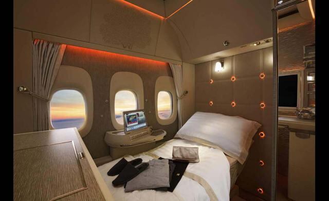 2. Emirates. Emirates fue la aerolínea Skytrax del 2016. Aunque este año perdió posiciones en el ranking, la empresa con sede en Dubai sigue estando entre las mejores a la hora de ofrecer lujo y confort. Su nueva suite de primera clase cuenta con ventanas virtuales, decoración inspirada en Mercedes-Benz, 40 pies cuadrados de espacio y absoluta privacidad.