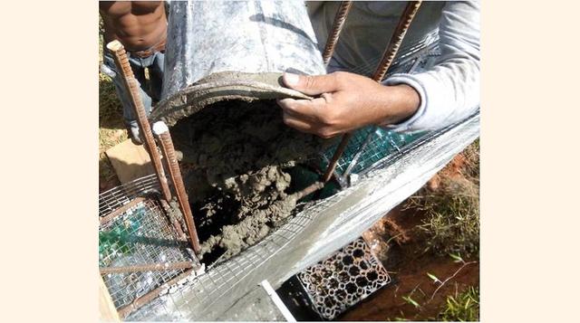 El hombre se quedó allí, juntó un millón de botellas de plástico y se puso a trabajar en un cambio. (arq.clarin).