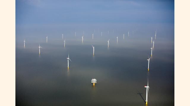 Tras cuatro años de construcción y una inversión de 2,200 millones de euros, los 175 aerogeneradores Vestas SWT se extienden mar adentro ocupando una superficie aproximada de unos 100 kilómetros cuadrados a 20 kilómetros de la costa Kent, al sureste de In