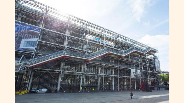 FOTO 20 | Centro Georges Pompidou, París – Francia, muchos críticos piensan que este edificio que alberga una biblioteca pública y un museo de arte moderno, todavía está en construcción.