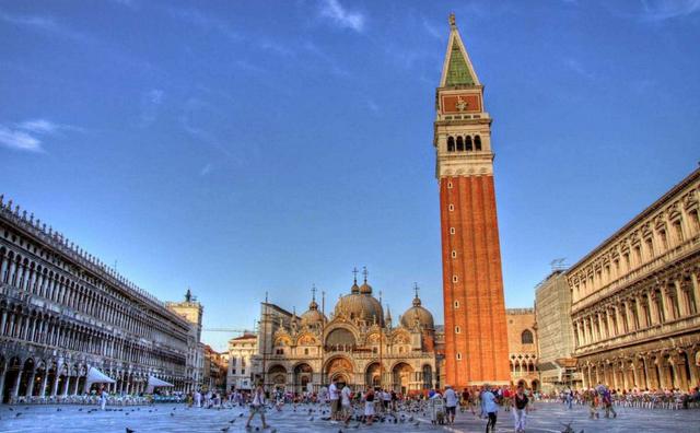 FOTO 4 | VENECIA (ITALIA). Más de 30 millones de personas visitan Venecia cada año mientras el número de habitantes se reduce cada vez más. Se ha pensado incluso contabilizar el número de personas que caben en la plaza de San Marcos para reducir su aforo. La opción con menos turísitca es Annecy, en Francia.