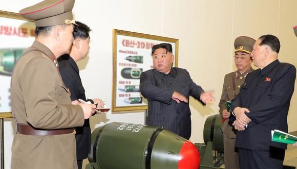 El líder norcoreano, Kim Jong Un (C), inspecciona un proyecto de armamento nuclear en un lugar desconocido de Corea del Norte, el 27 de marzo de 2023. (Foto de KCNA VIA KNS / AFP)