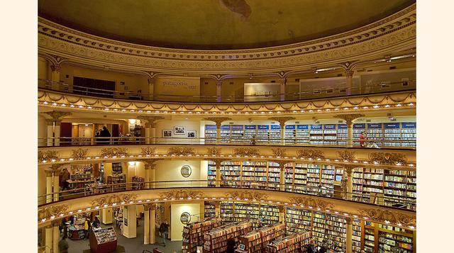 El Ateneo Gran Splendid (Buenos Aires, Argentina). Una clásica entre los ranking de las librerías más bellas del mundo. Según El Clarín, para construirla se utilizó un viejo teatro, y luego cine, de Santa Fe y Callao. En el sitio que hace años ocupaba el 