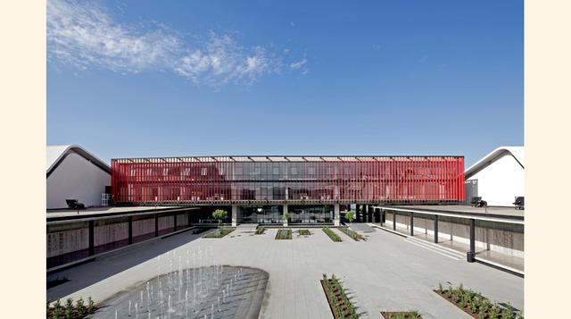 Centro de Producción e Investigación de Carozzi (Santiago de Chile). El complejo de 52,000 fue desarrollados por los arquitectos Tomás Villalón A., Francisco Carrión G., Javier González E. de GH A Guillermo Hevia. (Foto: img4.adsttc)
