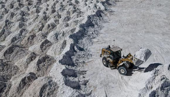 A lithium mining machine moves a salt by-product at the mine in the Atacama Desert in Salar de Atacama, Chili. Photographer: Lucas Aguayo Araos/Anadolu/Getty Images